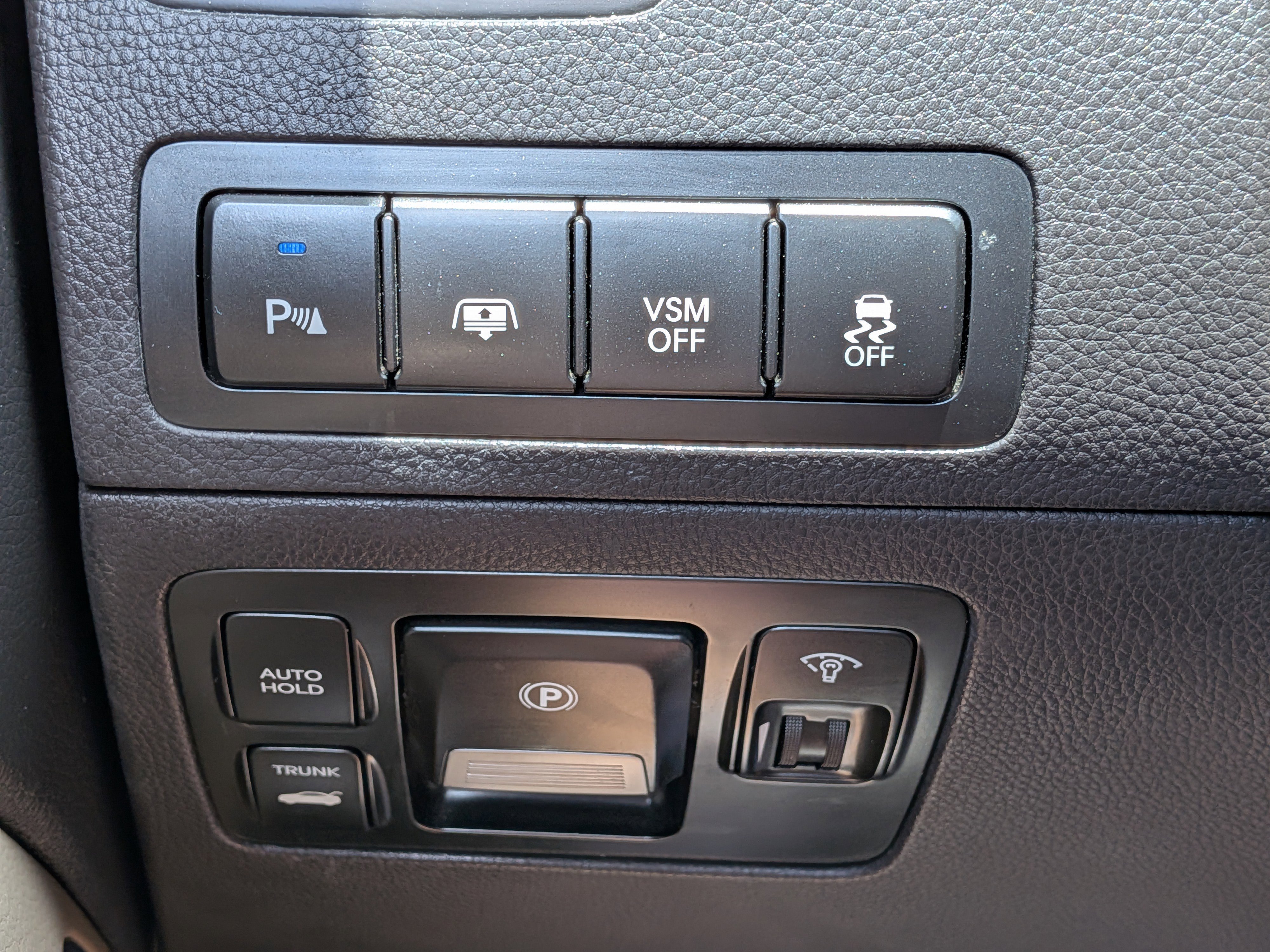 Used 2012 White Satin Pearl Hyundai Signature image 23