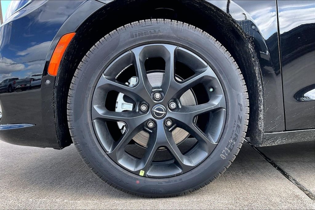 New 2026 Chrysler Pacifica Limited 4D Passenger Van