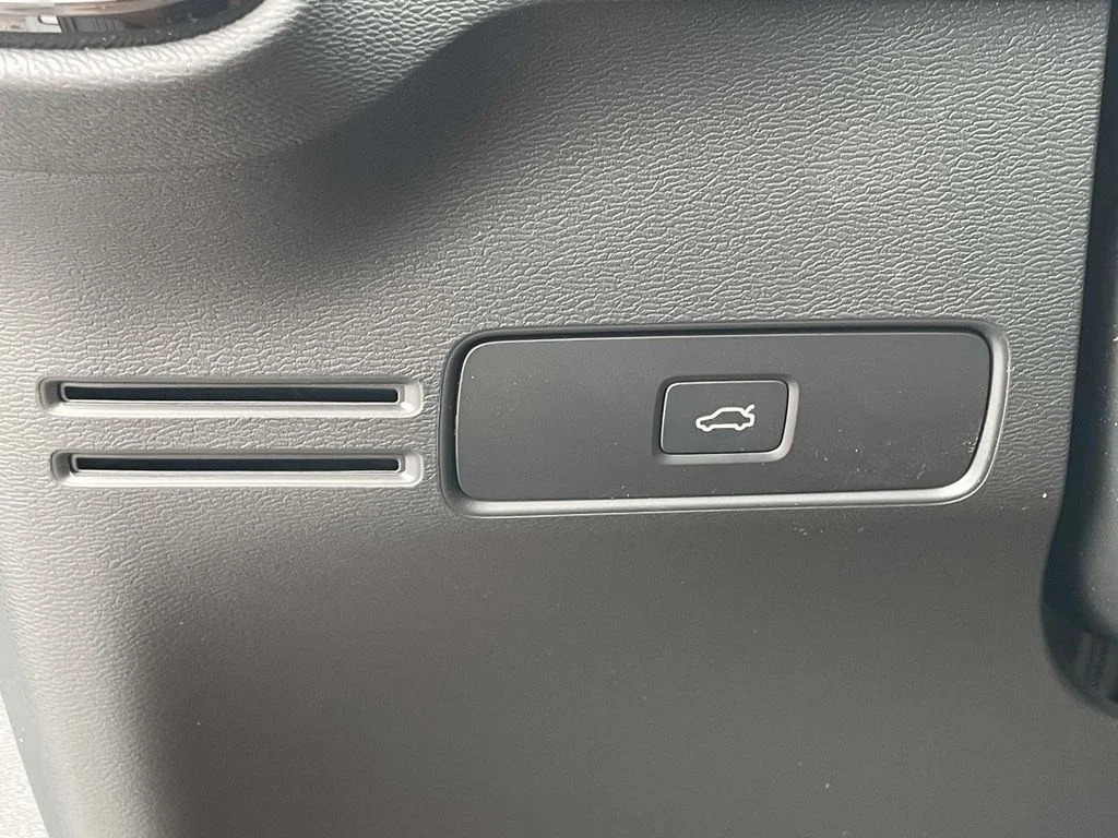 2026 Volvo XC40 Plus - Photo 12