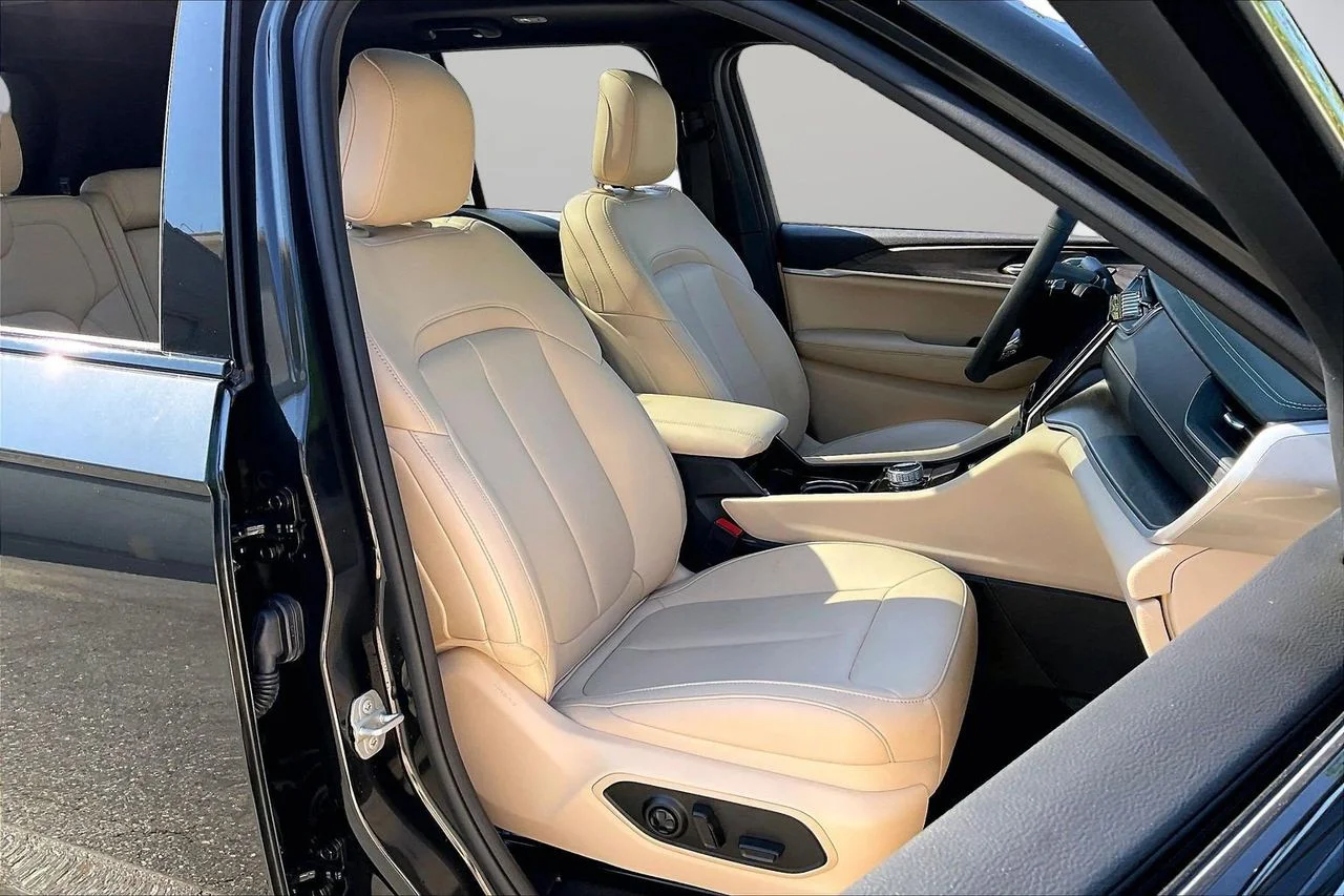 Certified Used 2023  Jeep Limited image 25