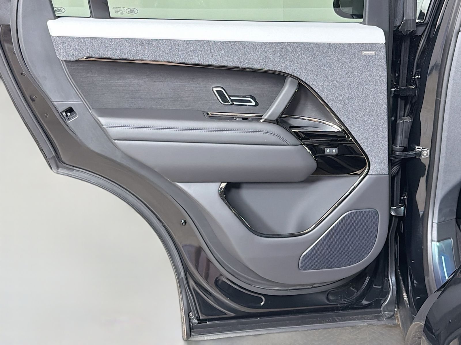 New 2026 Santorini Black Land Rover Dynamic SE image 26
