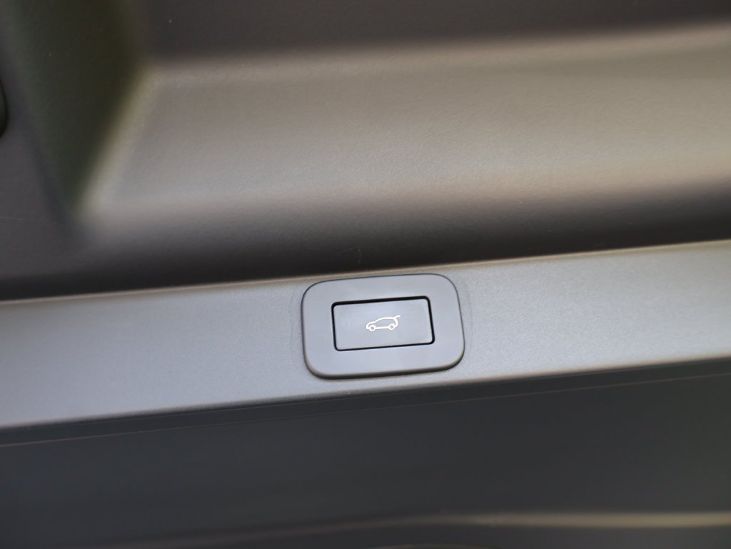 Used 2023 Batumi Gold Premium Metallic Land Rover SE image 19