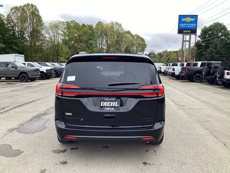 New 2026 Diamond Black Crystal Pearl-Coat Exterior Paint Chrysler Limited image 6