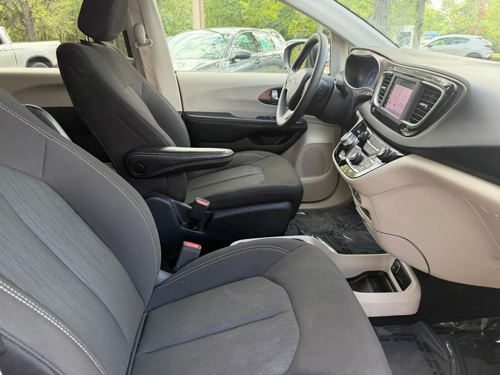 Used 2023 Crystal Metallic Chrysler LX image 9