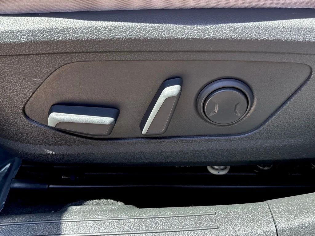 Used 2025 Abyss Black Hyundai SEL image 16