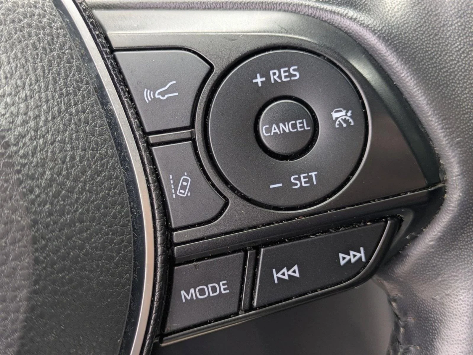 Used 2020 Lunar Rock Toyota XLE Premium image 12