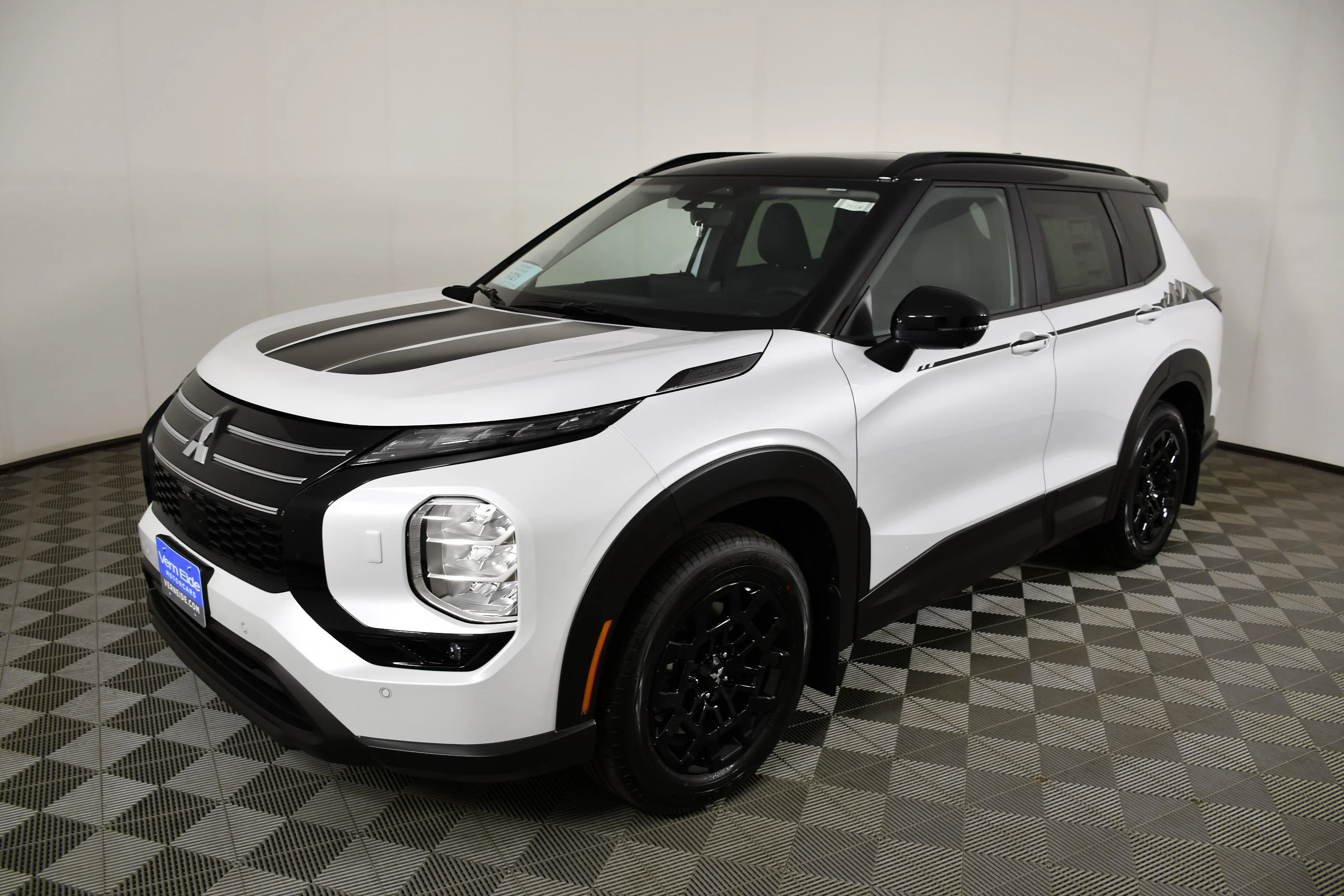 New 2026 White Diamond/Black Roof Mitsubishi Trail Edition image 10