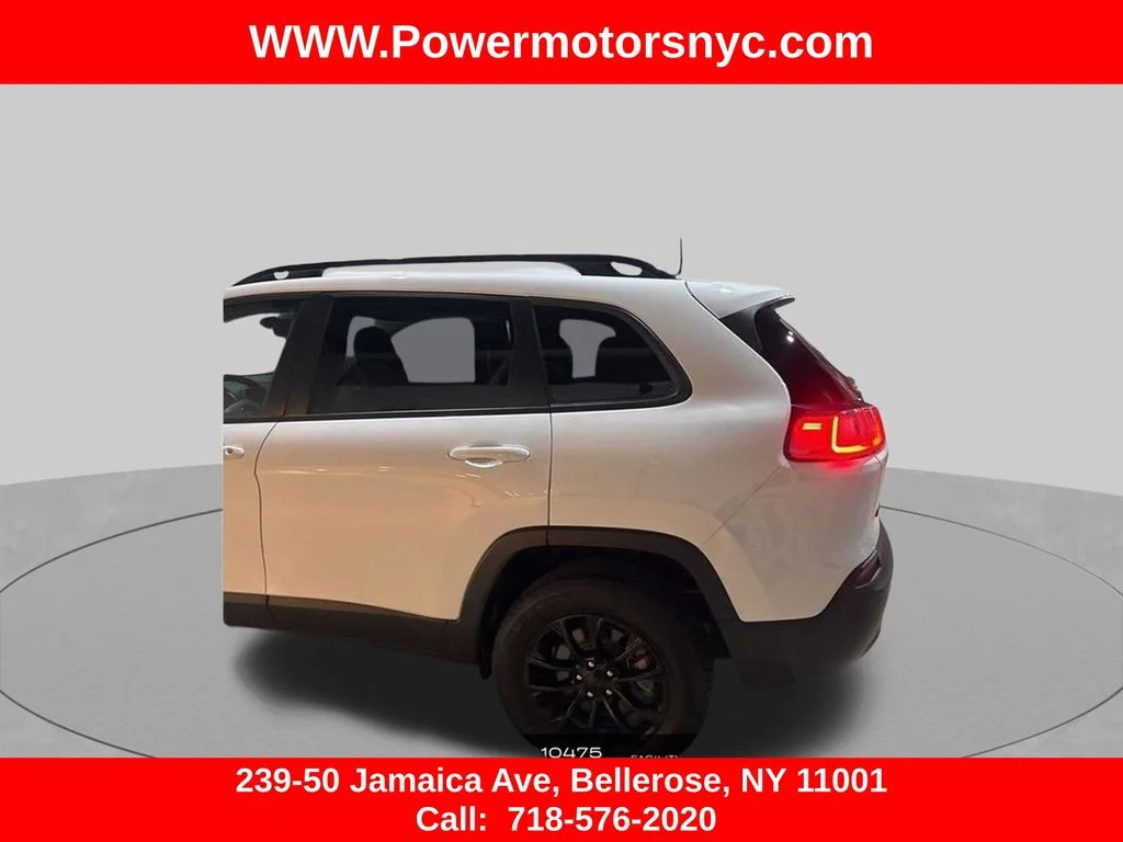 Used 2023 White Jeep Altitude image 8
