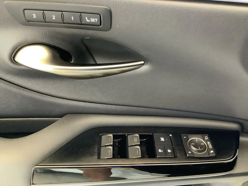 Used 2023 White Lexus 350 image 12