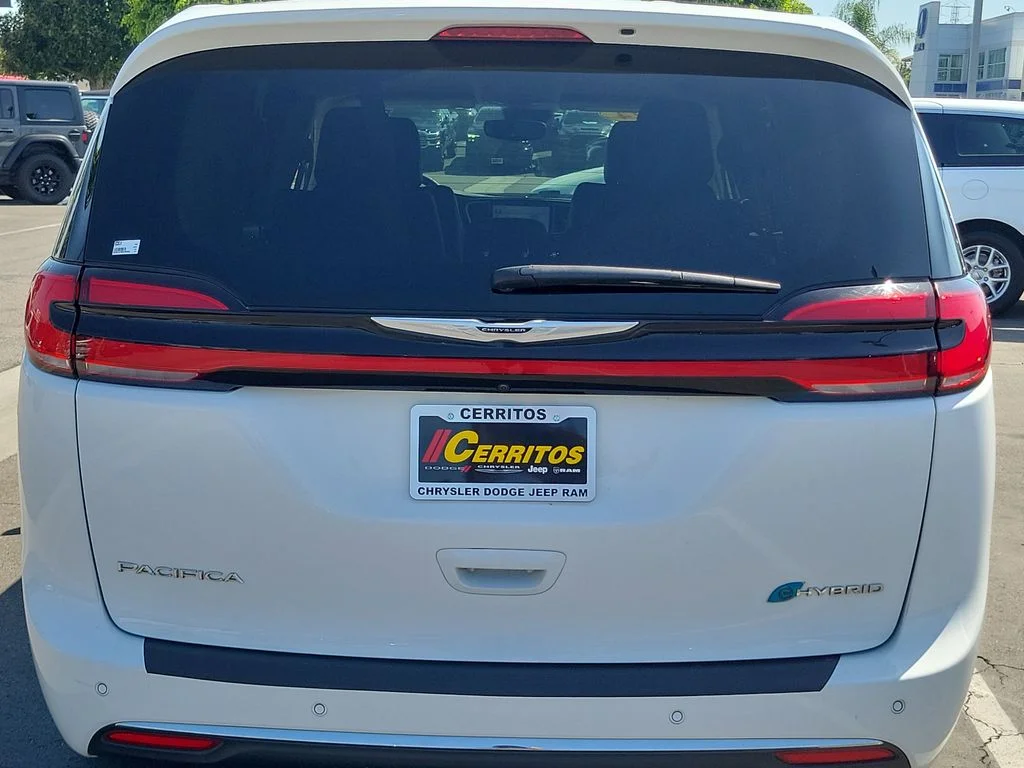 Used 2024 White Chrysler Select image 30
