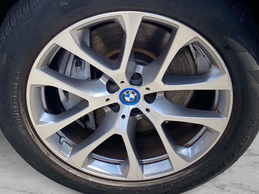 Used 2022 White BMW xDrive45e image 30