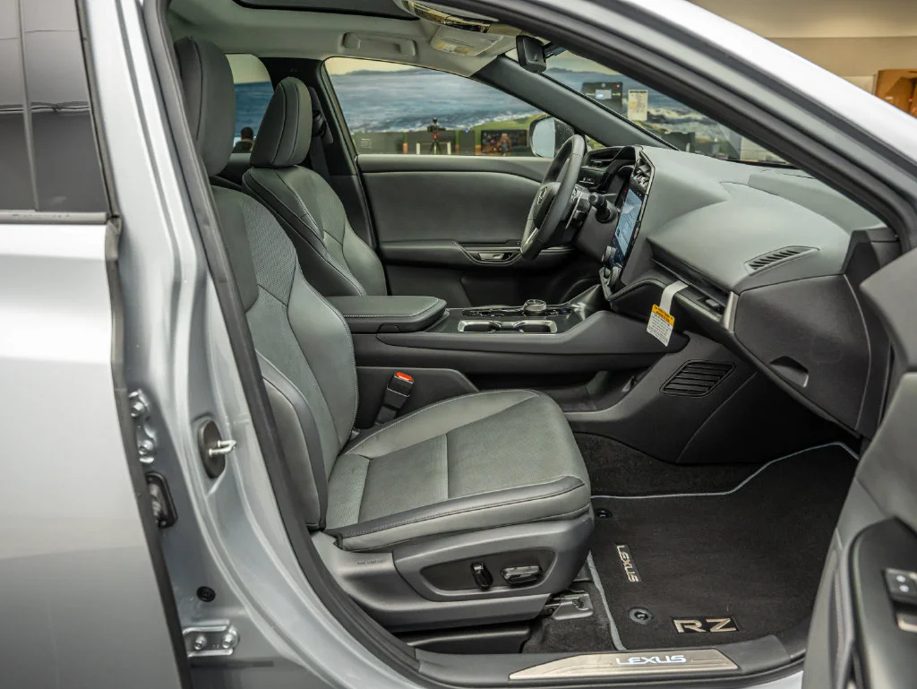 Certified Used 2024 IRIDIUM Lexus 300e Premium image 33