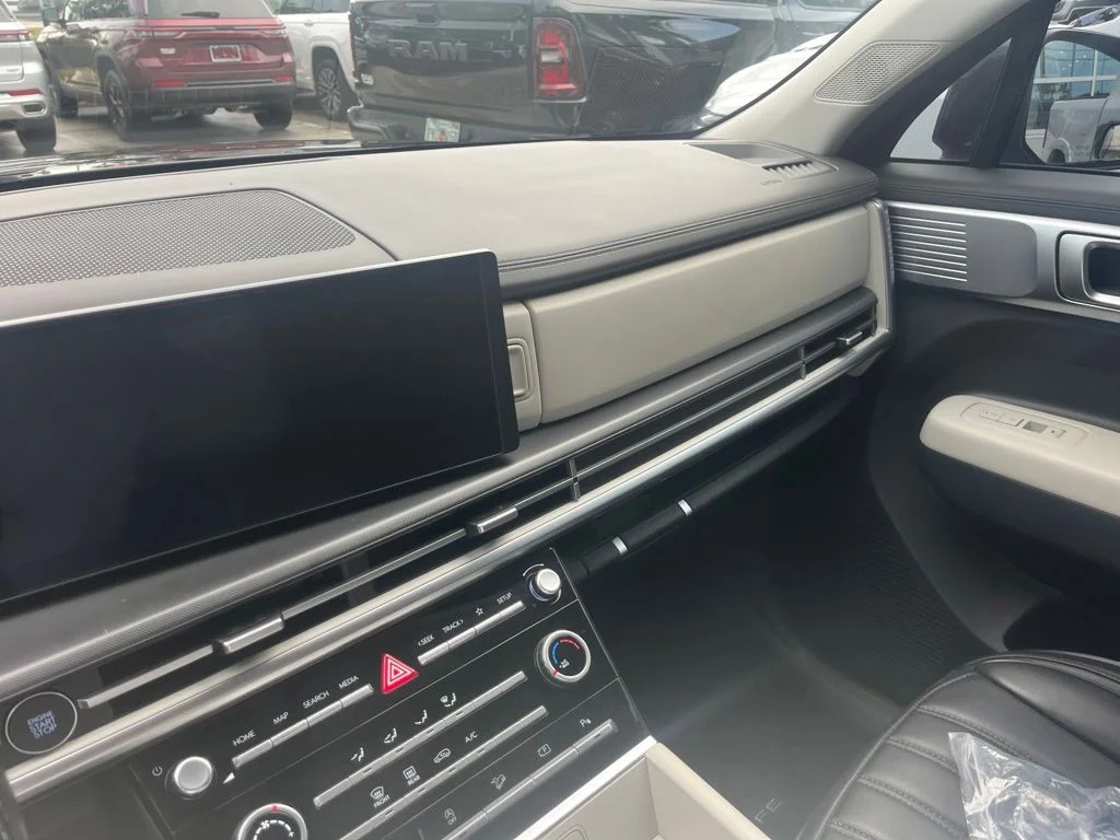 Used 2024 Phantom Black Hyundai SE image 2