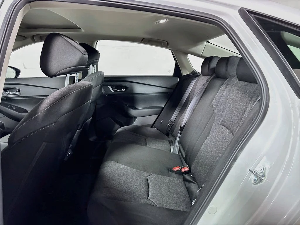 Used 2025 Platinum White Pearl Honda SE image 20