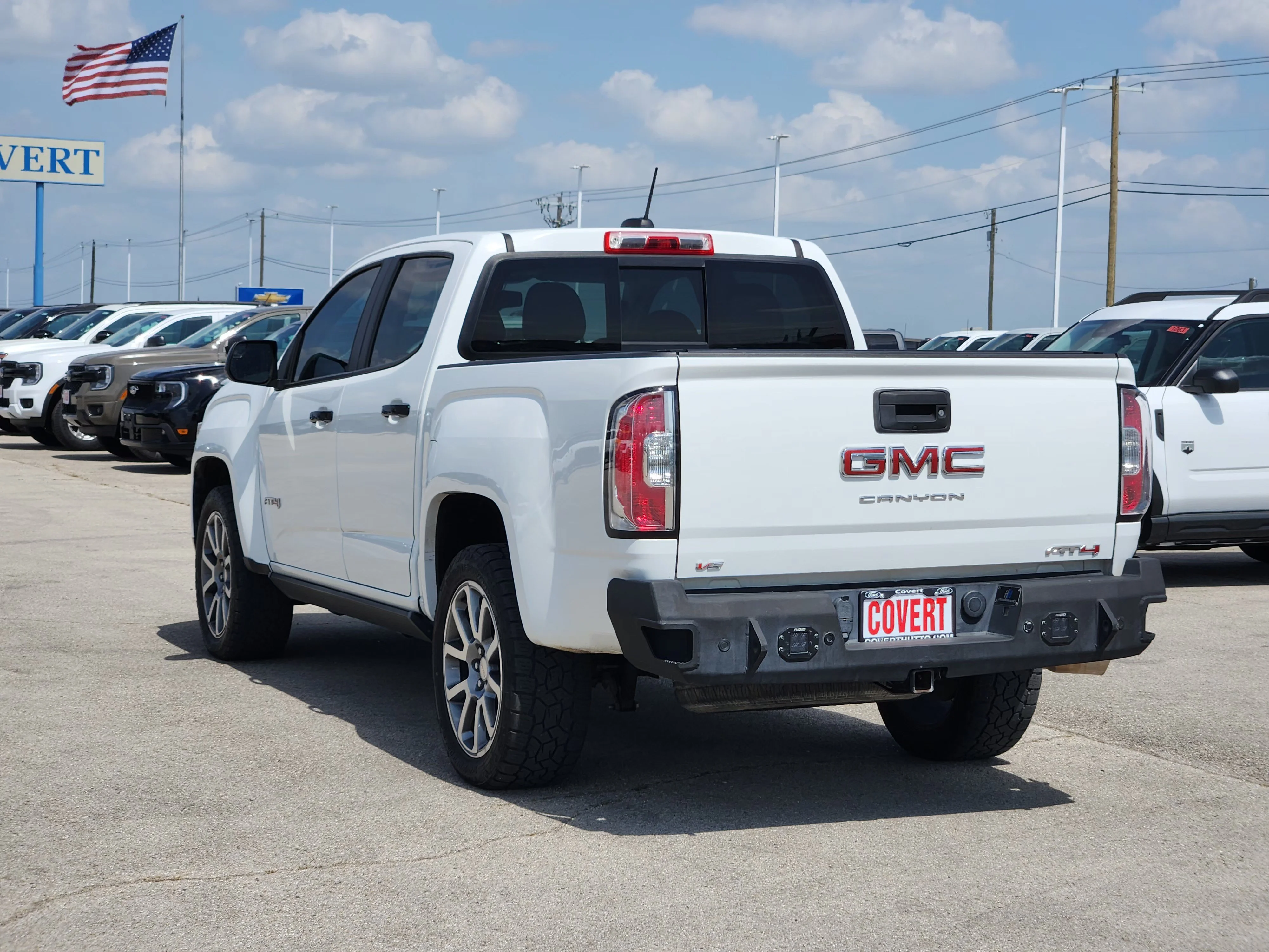 Used 2022 Summit White GMC AT4 w/Leather image 5