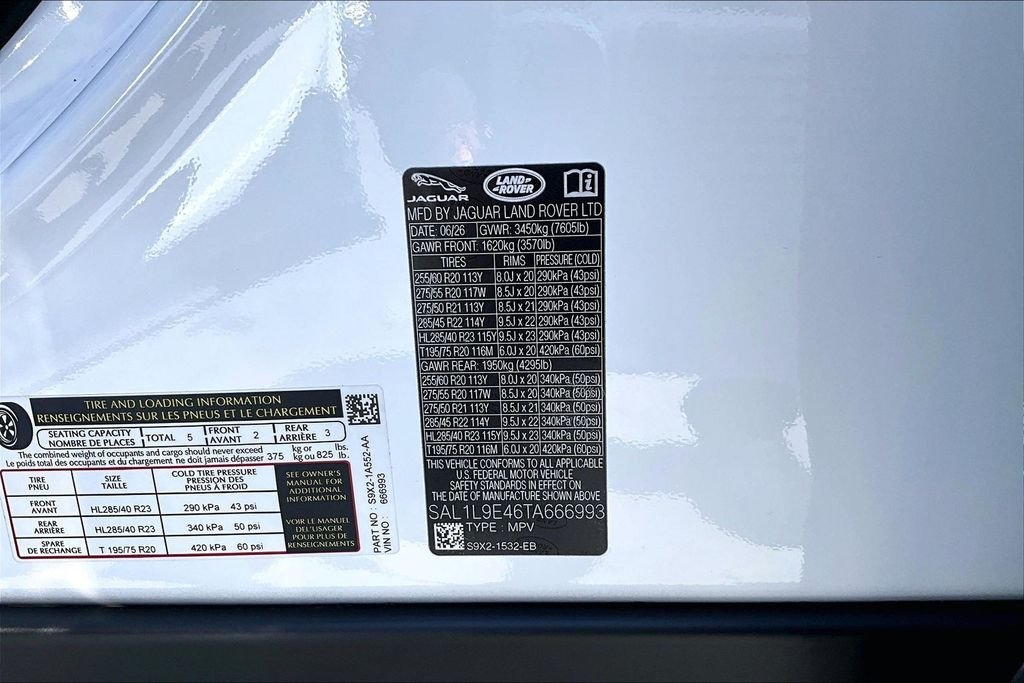 New 2026 FUJI WHITE Land Rover Dynamic SE image 8