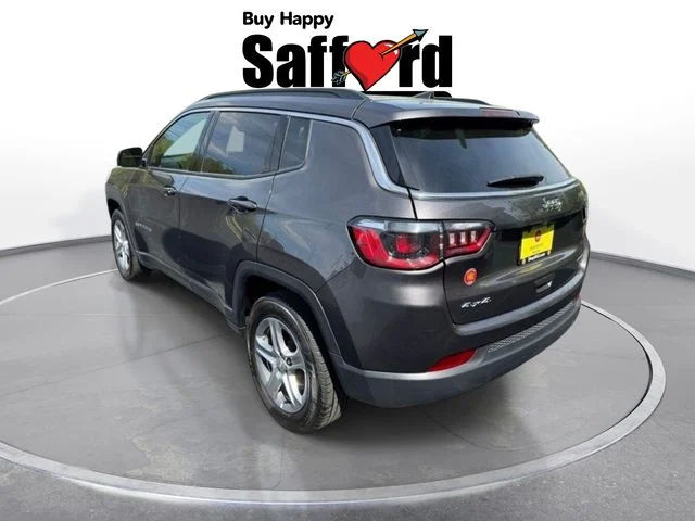 Used 2024  Jeep Latitude image 5