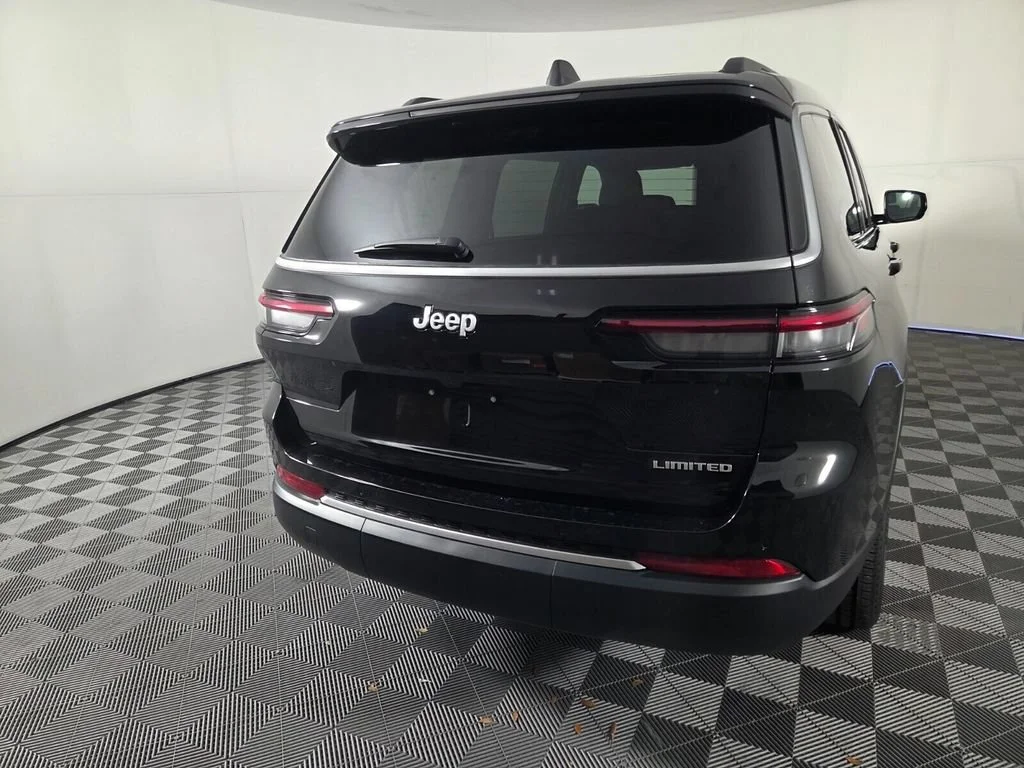 New 2026 Diamond Black Crystal Pearl-Coat Exterior Paint Jeep Limited image 6