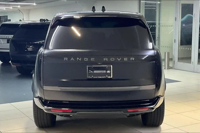 Used 2024 White Land Rover SE image 3