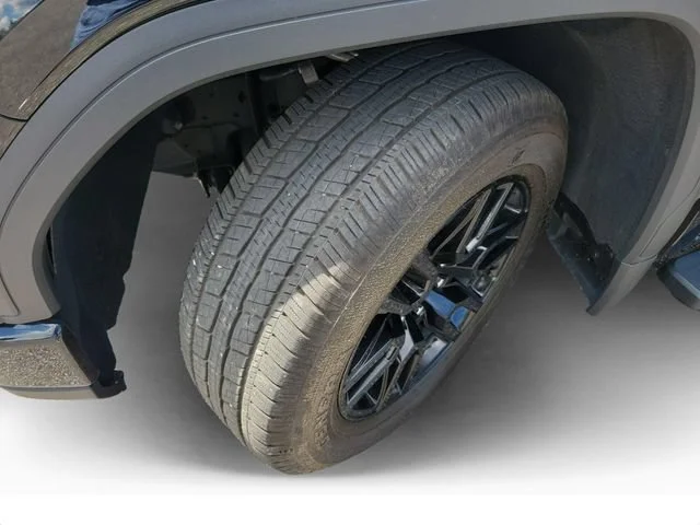 Used 2025 Onyx Black GMC Elevation image 35