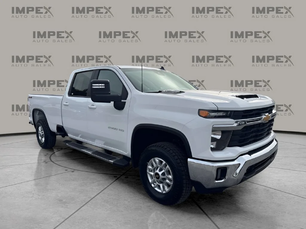 Used 2025 White Chevrolet LT image 7