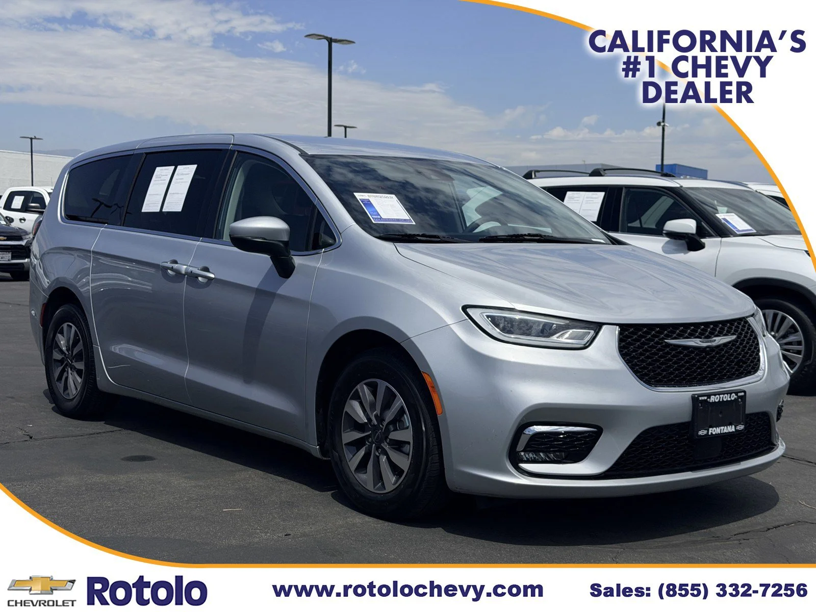 Used 2023 Silver Mist Clearcoat Chrysler Hybrid Touring L image 1