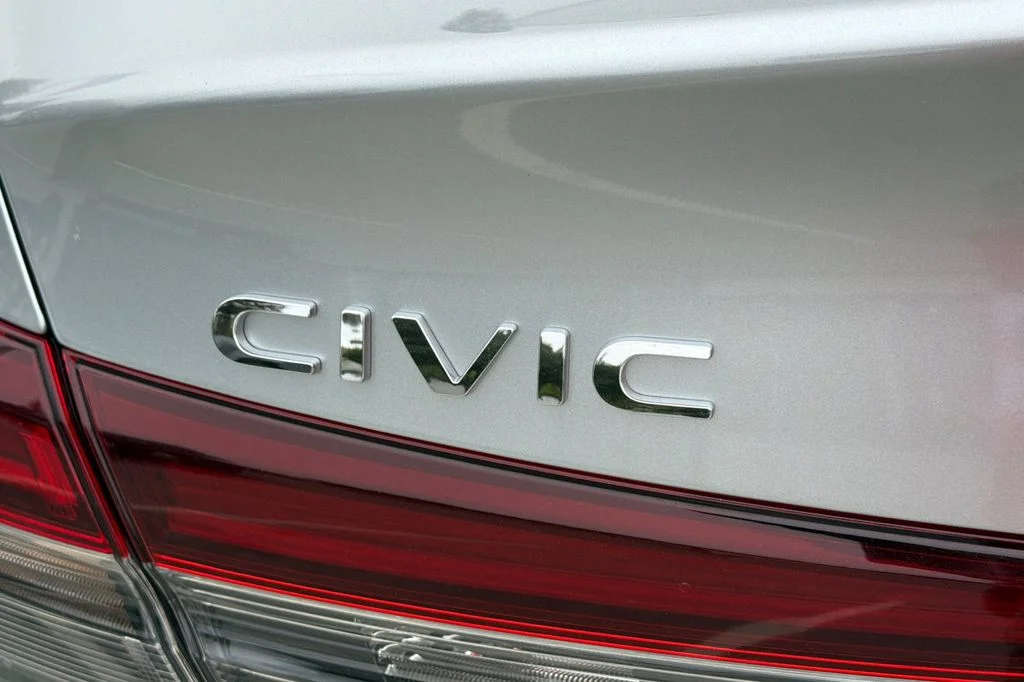 Used 2025 Solar Silver Metallic Honda LX image 7