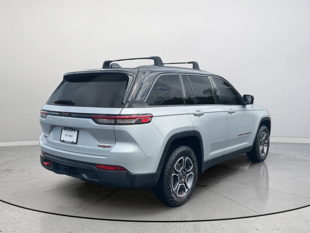 Used 2022 Silver Jeep Trailhawk image 7