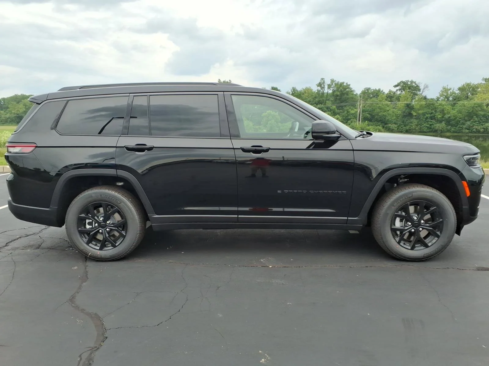 New 2026 Diamond Black Crystal Pearlcoat Jeep Laredo Altitude image 19