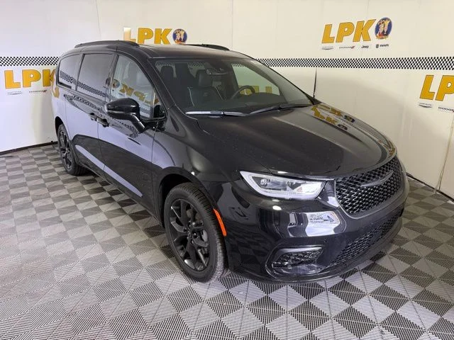 2026 Chrysler Pacifica Limited AWD's photo