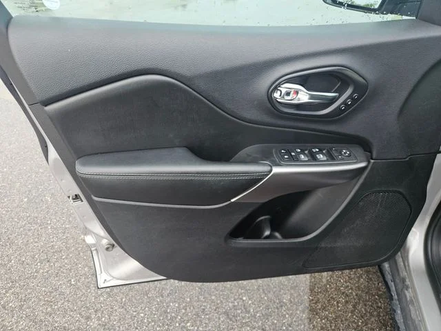 Used 2019 Silver Jeep Limited image 10
