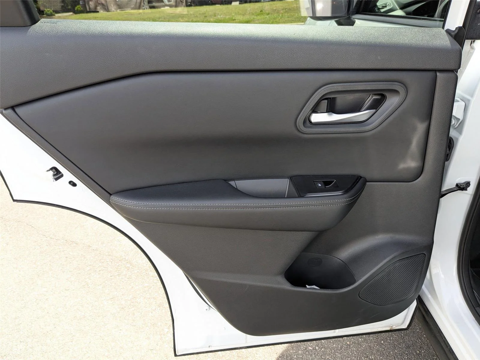 Used 2024 Everest White Pearl Nissan SV image 34
