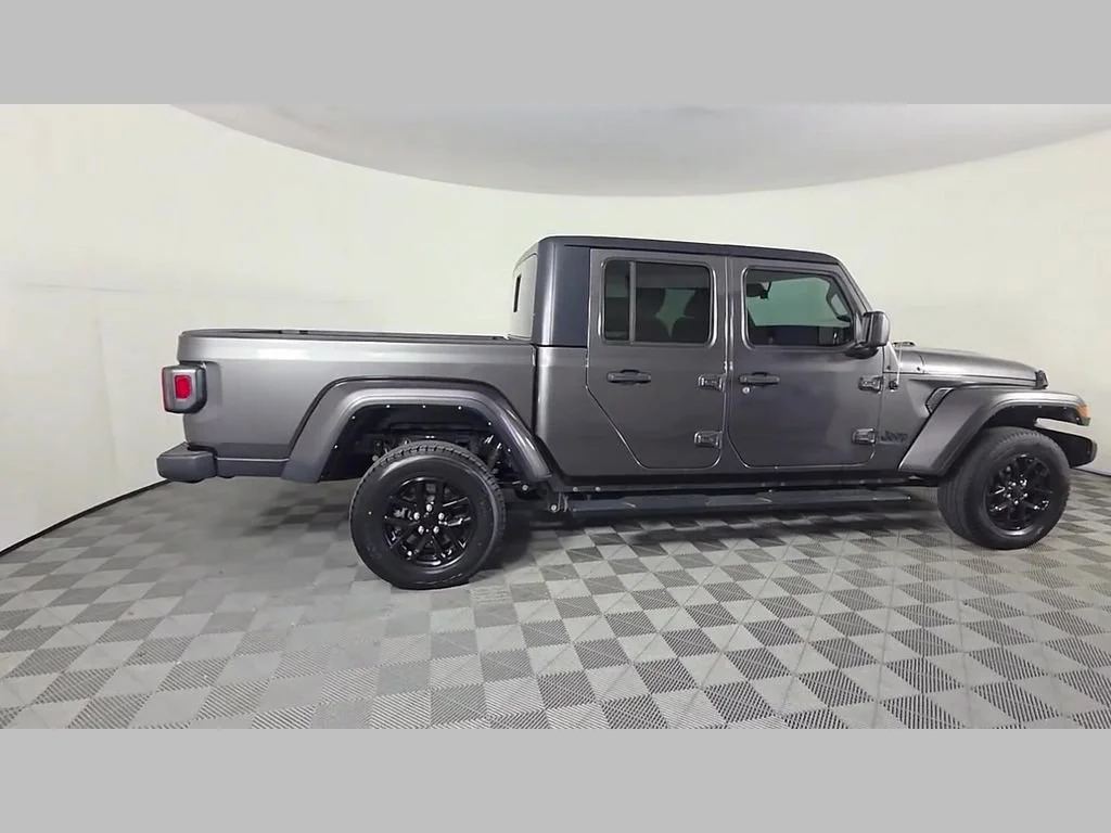 Used 2022 Granite Crystal Metallic Clearcoat Jeep Altitude image 36