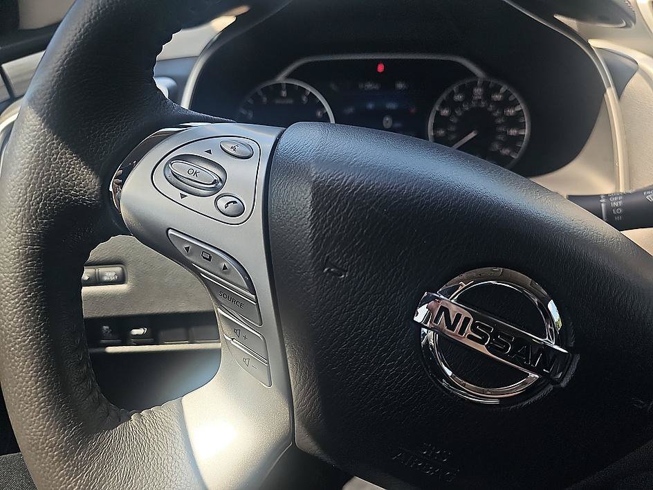 Used 2016 Arctic Blue Metallic Nissan SL image 22