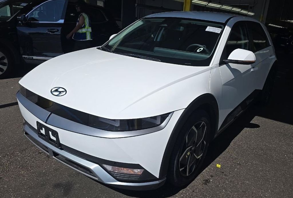 Used 2024 White Hyundai SEL image 1