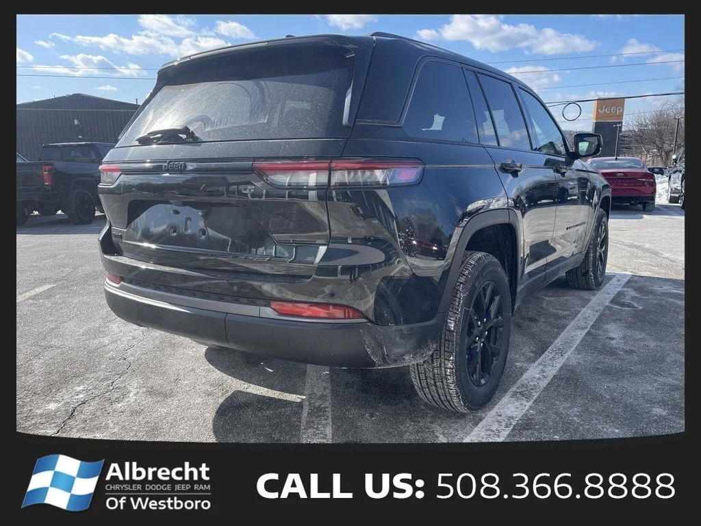 New 2026 Diamond Black Crystal Pearl-Coat Exterior Paint Jeep Altitude image 5