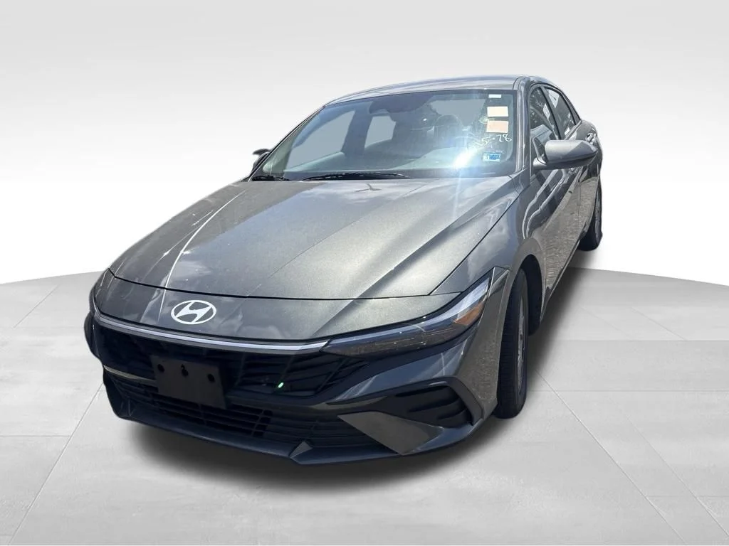 Used 2025 Gray Hyundai SE image 4