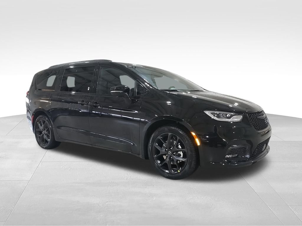 New 2026 Diamond Black Crystal Pearl-Coat Exterior Paint Chrysler Select image 2