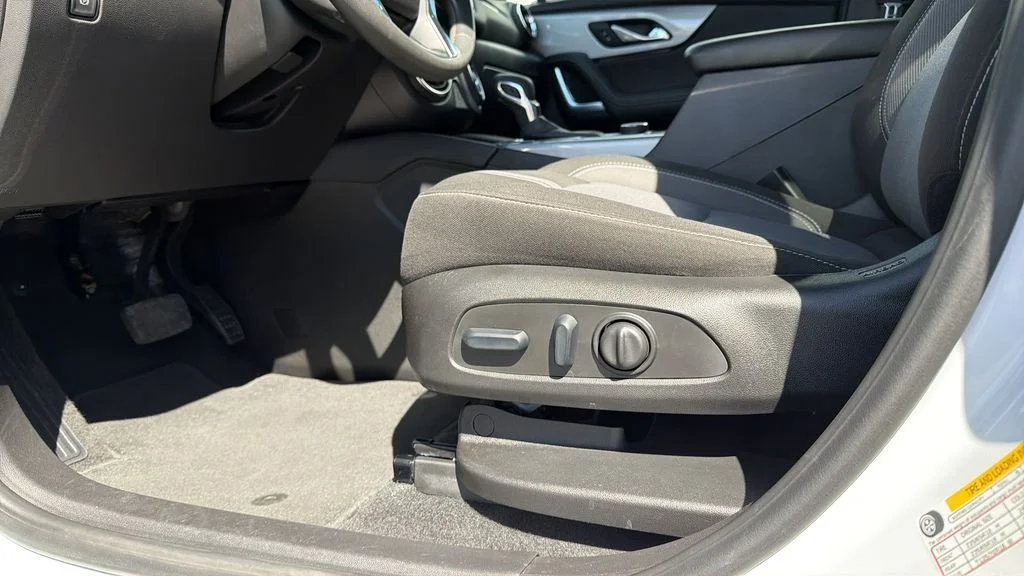 Used 2025 White Chevrolet LT image 18