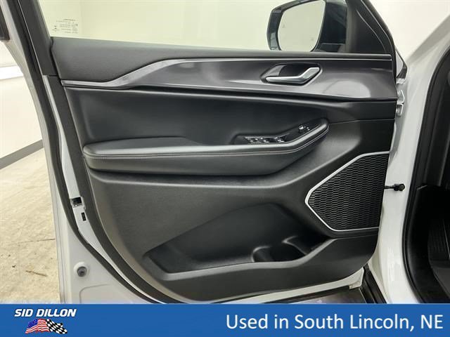 Used 2022 Bright White Clearcoat Jeep Altitude image 16