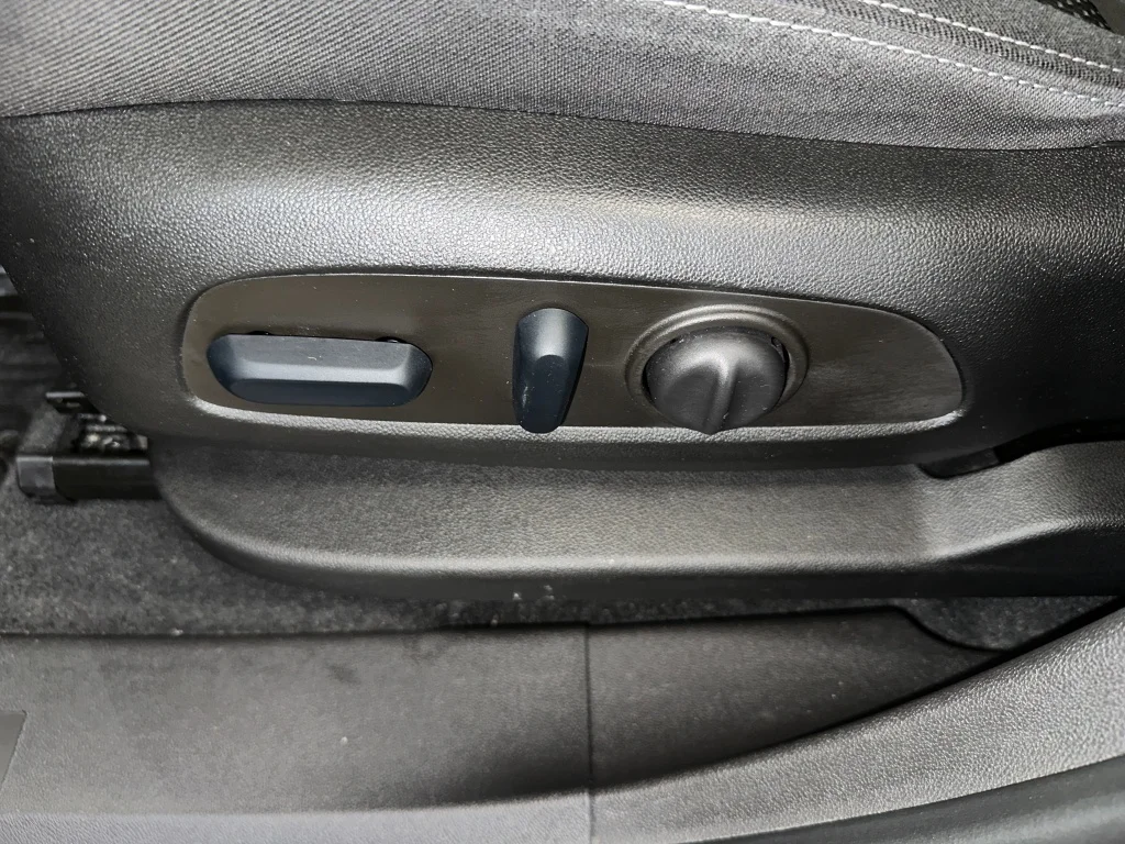 Used 2023 Sterling Metallic GMC SLE image 7