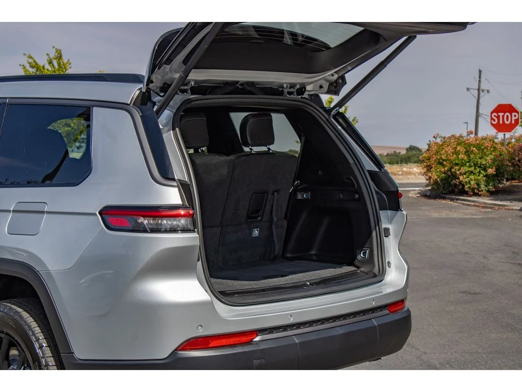New 2026 Silver Zynith Exterior Paint Jeep Laredo Altitude image 10