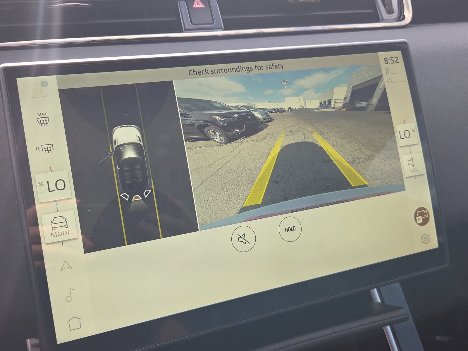 Used 2024 Fuji White Land Rover Dynamic SE image 14