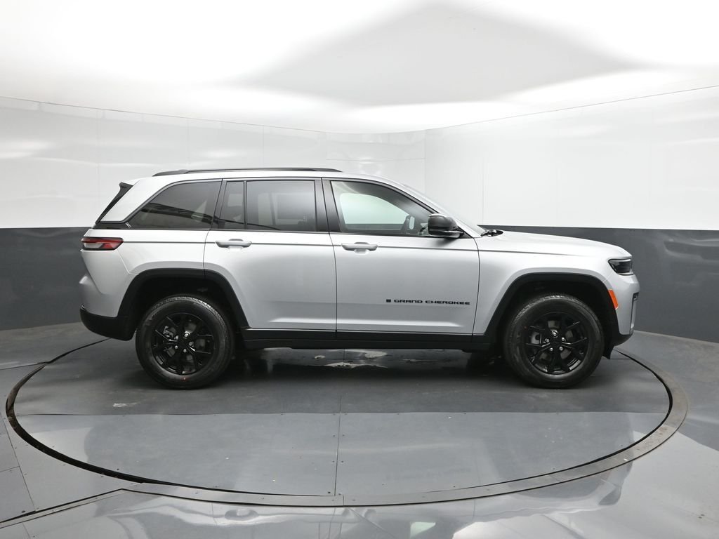 New 2026 Silver Zynith Exterior Paint Jeep Altitude image 26