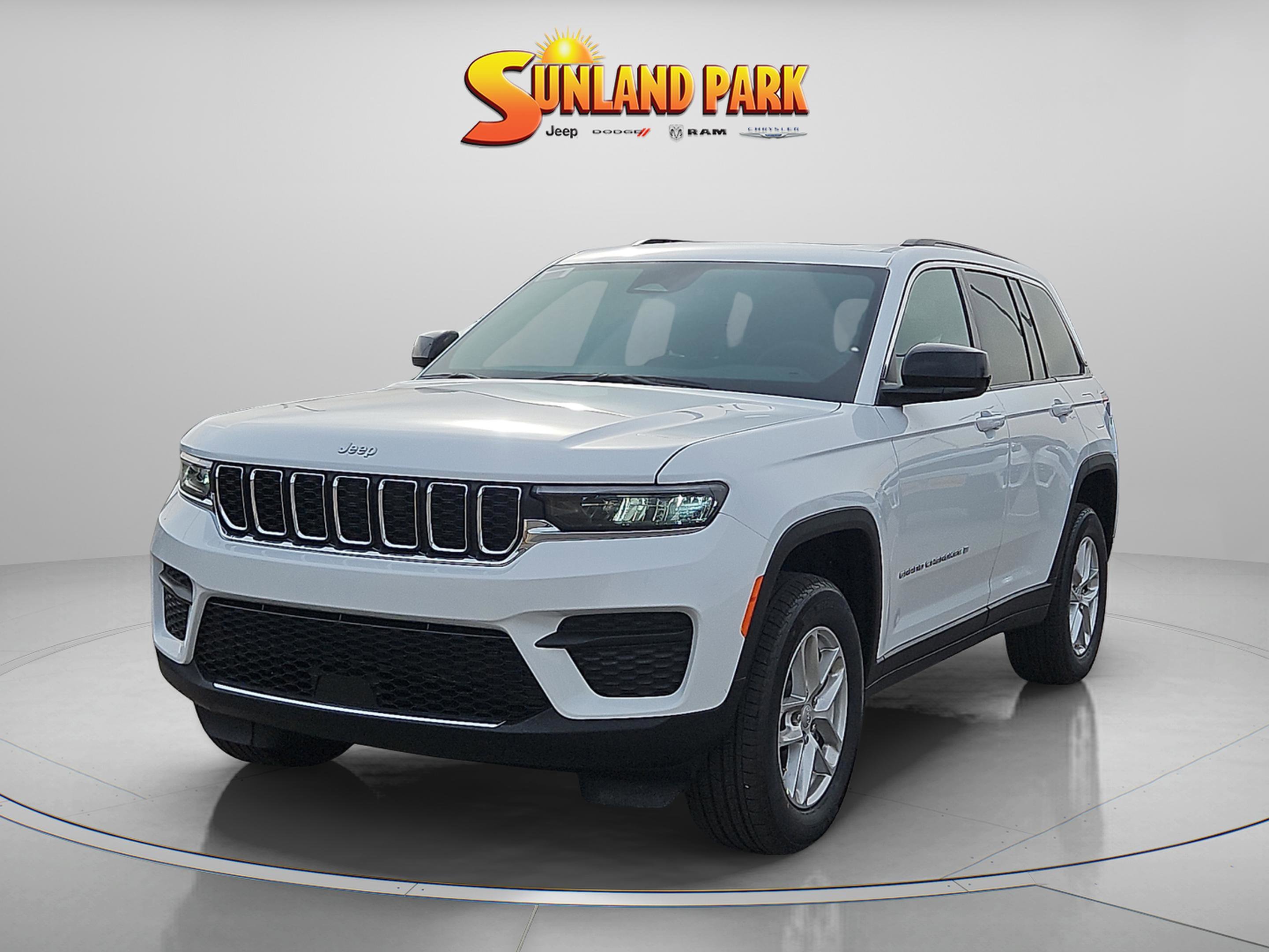 New 2025 Bright White Clear-Coat Exterior Paint Jeep Laredo image 2