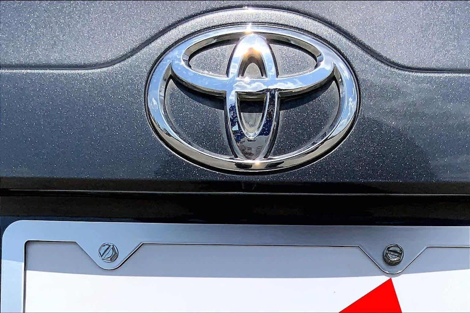 Used 2013 Magnetic Gray Metallic Toyota SE image 9