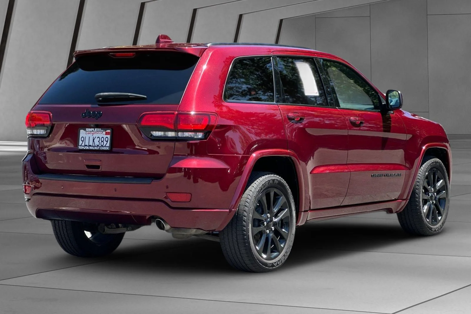 Used 2019 Red Jeep Altitude image 4
