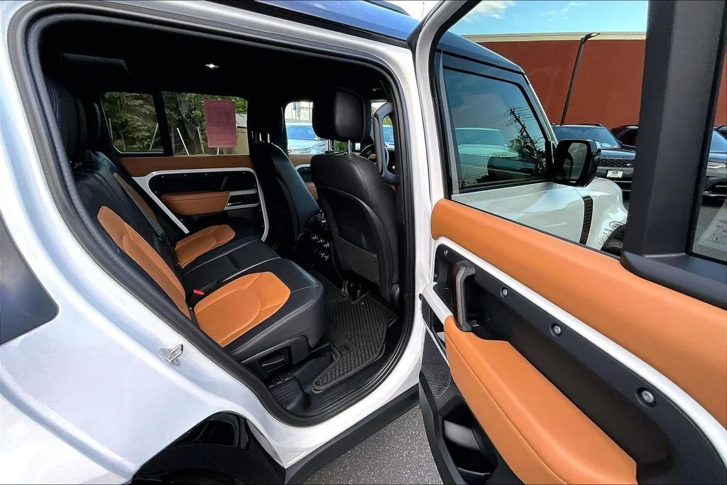 Used 2024 White Land Rover X-Dynamic SE image 29