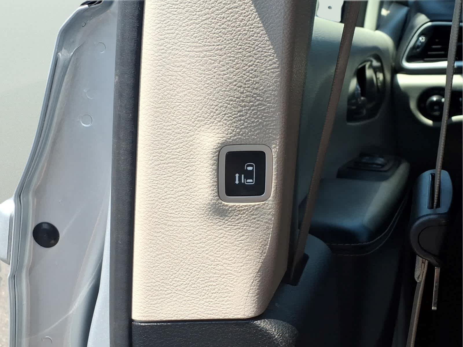Used 2023 Silver Mist Clearcoat Chrysler Touring L image 26