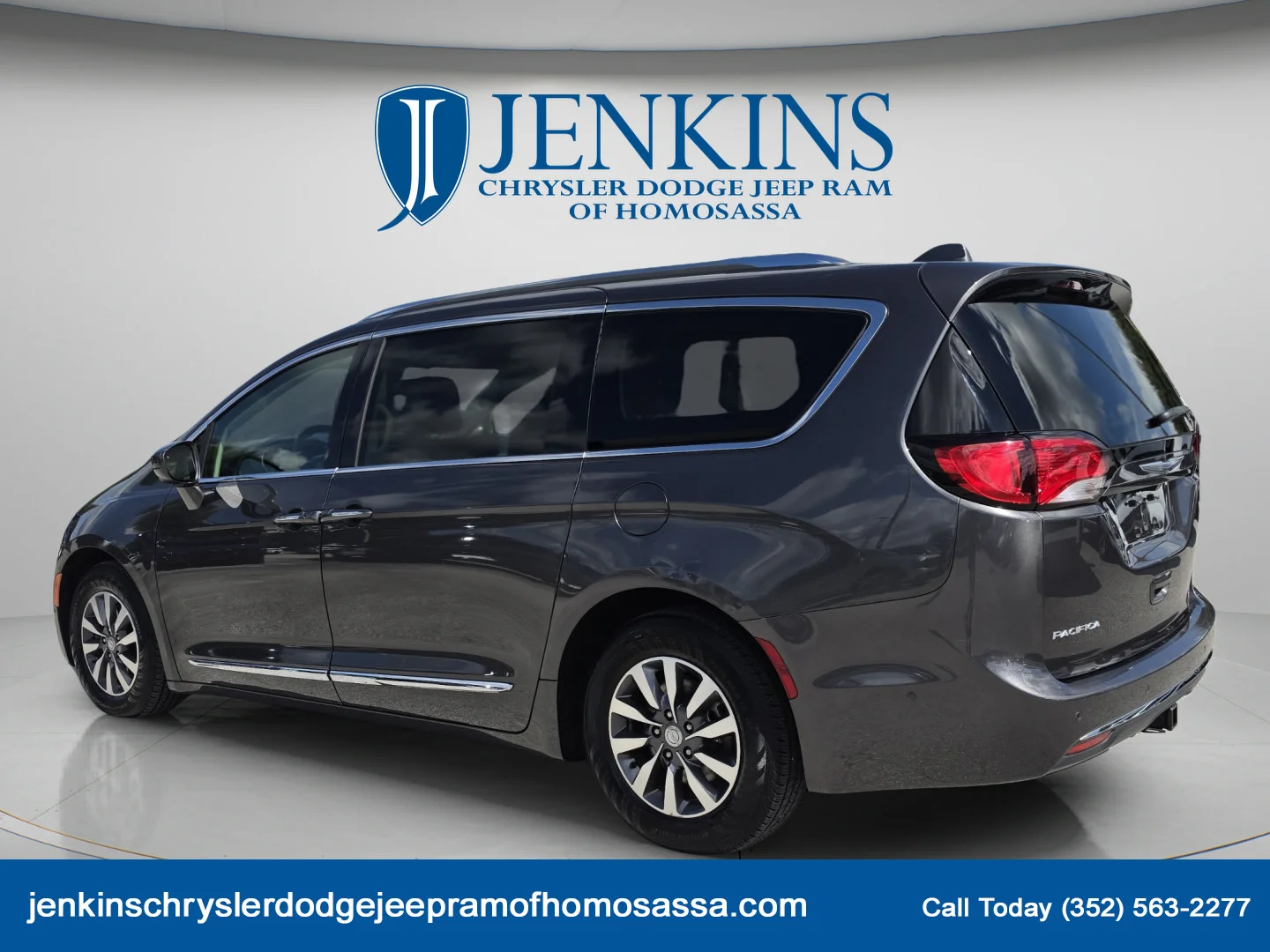 Used 2020 Granite Crystal Metallic Clearcoat Chrysler Touring L Plus image 8